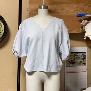 V-neck blouson half sleeve crop top